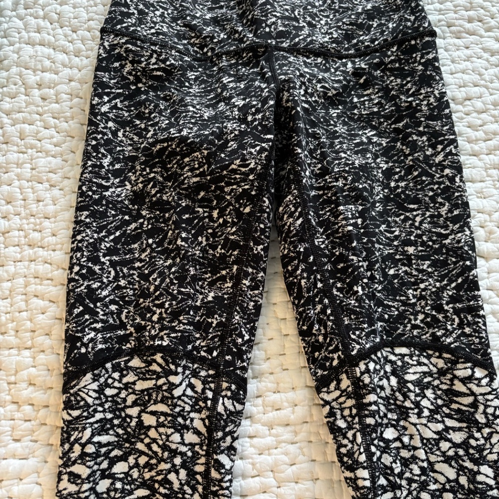 Lululemon Black+White Print Leggings, Size 6 - Picture 2 of 3